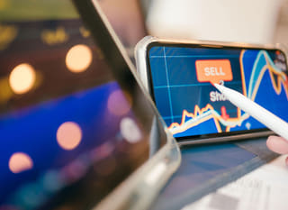 Trader analyserer optioner inden for Bitcoin, Ethereum og forex på tværs af flere markeder